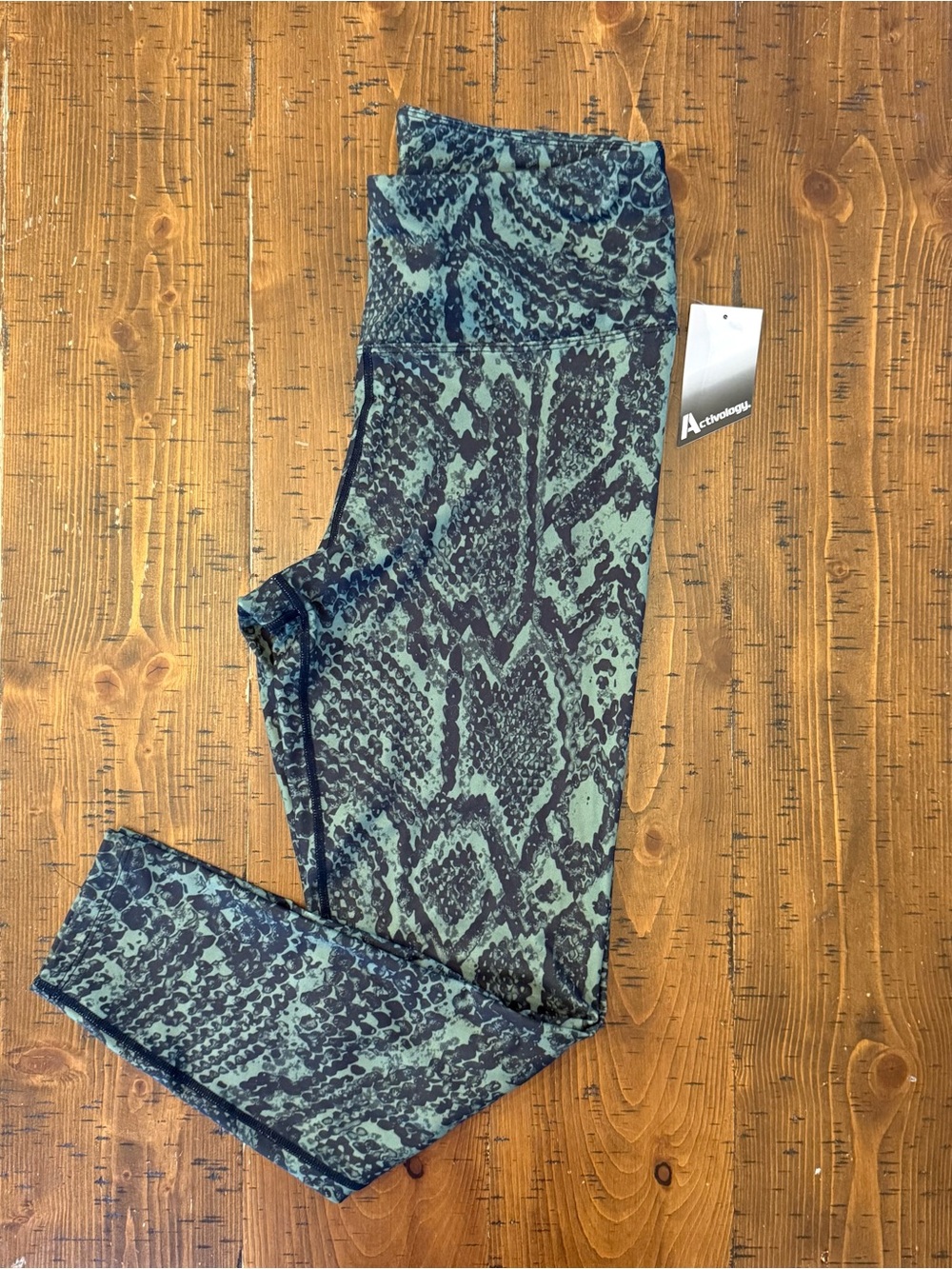 NWT Activeology Workout Yoga Athletic Pants  Crop Green Snakeskin Size Medium
